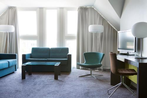 克里斯蒂安桑克里斯蒂安桑康福特茵酒店的客厅配有沙发和桌椅