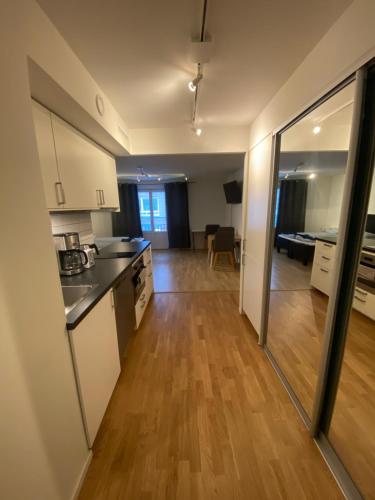 哥德堡Norhemsgatsn 23的公寓内设有开放式厨房和客厅。