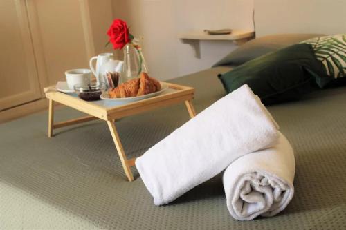 布拉新花园酒店的一张桌子,上面有盘子的食物和床上的毛巾