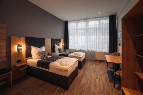 汉诺威MiDoma, Self Check-In Hotel, Hannover Messe的酒店客房设有两张床和窗户。
