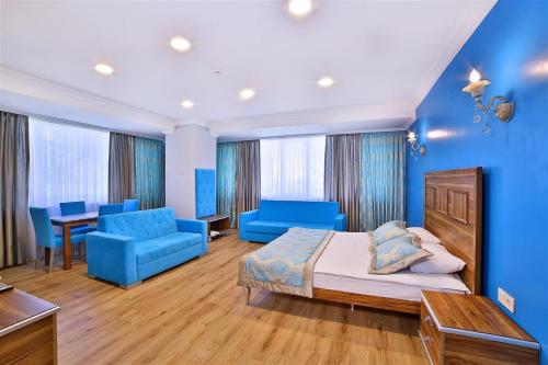 伊斯坦布尔The Hera Premium Hotels的一间拥有蓝色墙壁、一张床和蓝色家具的卧室