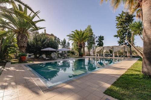 爱琴娜岛Villa Elmar的度假村内棕榈树游泳池