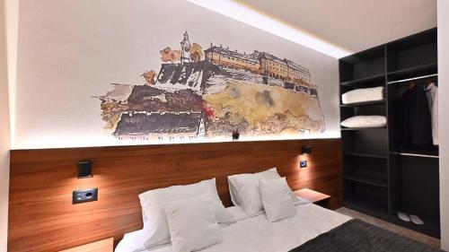 诺维萨德Tvrdjava Rooms的一间卧室配有一张壁画床