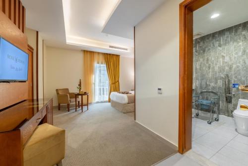 吉达فندق روز جدة 2的酒店客房设有浴室和卧室