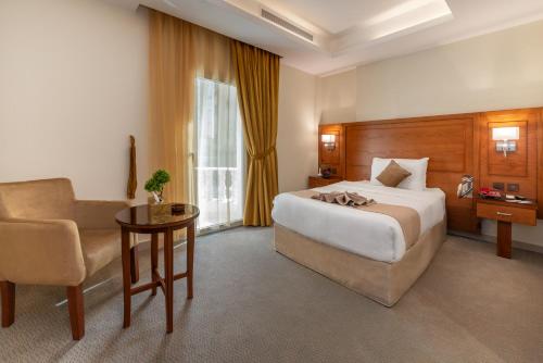 吉达فندق روز جدة 2的配有一张床和一把椅子的酒店客房