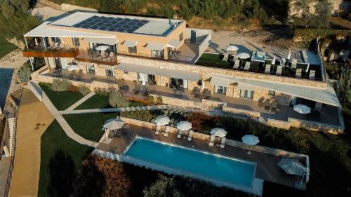 巴多利诺Apartments Monsurei, Lake view的享有带游泳池的房屋的空中景致