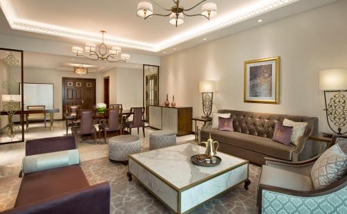 迪拜迪拜丽思卡尔顿酒店的客厅配有沙发和桌子