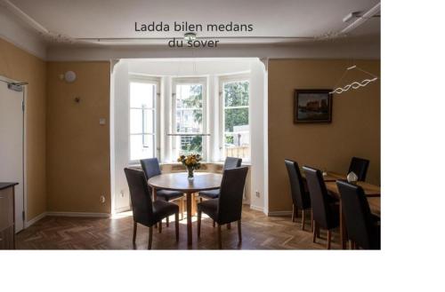 诺尔雪平Södra Hotellet的一间带桌椅的用餐室