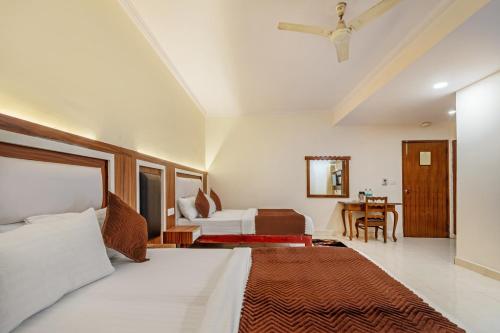 新德里Hotel South Indian的一间卧室配有一张大床和一张桌子