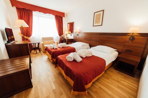 ÐurđevacHotel Picok的酒店客房,配有两张带毛巾的床