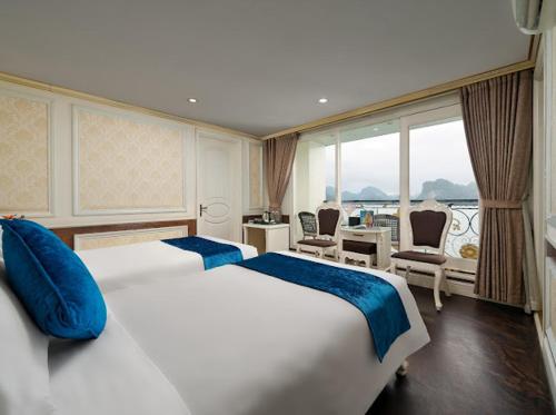下龙湾La Renta Premium Cruise的酒店客房设有两张床和一个阳台。