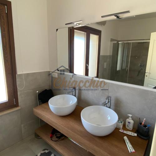 CollepardoVilla La Macchia的浴室木台上的两个白色碗