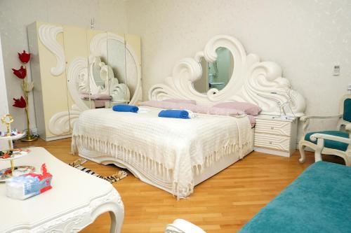 库塔伊西Belas House With Terrace的卧室配有一张大白床和大镜子