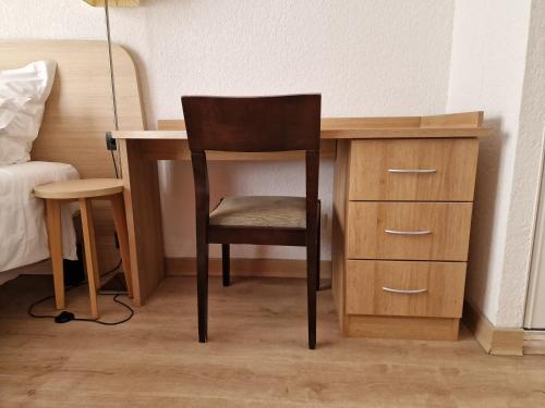 迪沃讷莱班Appartement confortable - Proche du lac的一张木桌,床边配有椅子