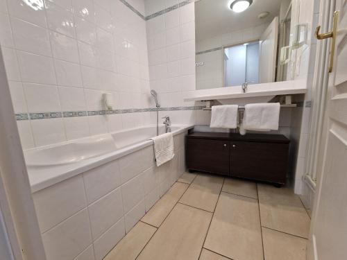迪沃讷莱班Appartement confortable - Proche du lac的带浴缸、水槽和浴缸的浴室