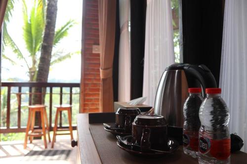 塔巴南Abing Dalem - Villa Nangka的茶壶和茶杯的桌子