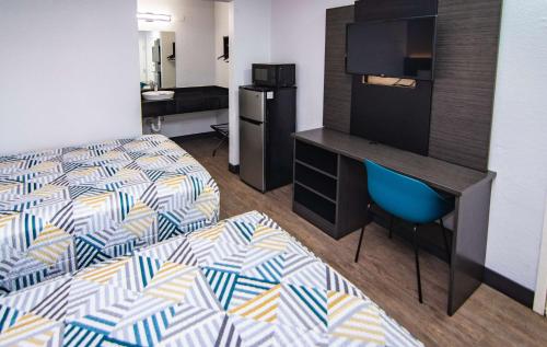 皮尔斯堡皮尔斯堡第6汽车旅馆的酒店客房配有一张床和一张书桌及一台电视