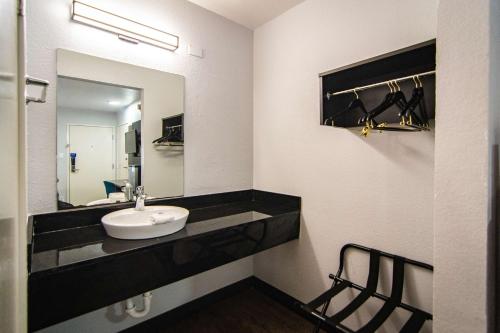 皮尔斯堡皮尔斯堡第6汽车旅馆的一间带水槽和镜子的浴室