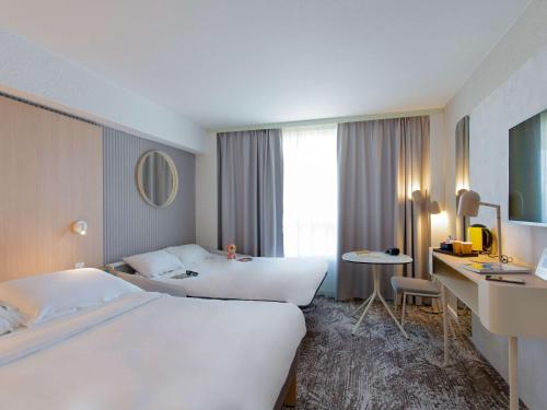 普罗旺斯艾克斯诺沃特埃克斯普罗旺斯拉克桥酒店的酒店客房配有两张床和一张书桌