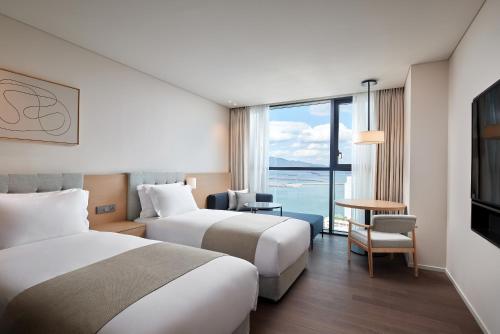 丽水市Shilla Stay Yeosu的海景客房 - 带两张床
