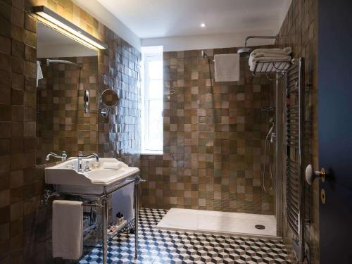 阿尔勒Hôtel & Spa Jules César Arles - MGallery Hotel Collection的一间带水槽和淋浴的浴室