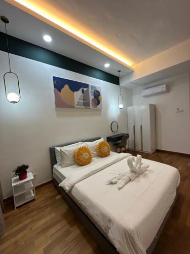 吉隆坡Reizz Residence By D'Amour的一间卧室配有一张大床和两条毛巾