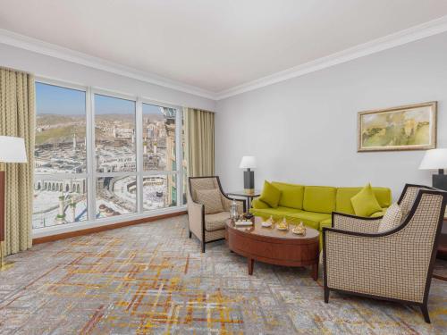 麦加马卡姆麦加瑞士酒店及度假村的客厅配有黄色的沙发和椅子
