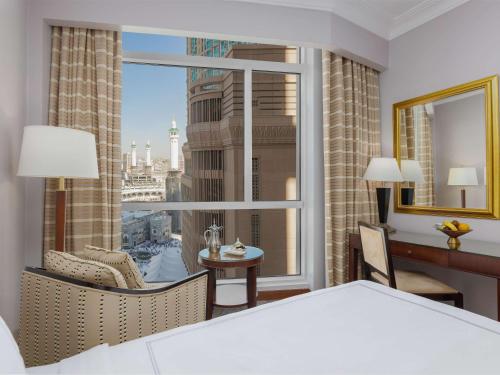 麦加马卡姆麦加瑞士酒店及度假村的一间卧室设有一张床和一个美景窗户。