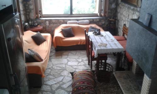 Kalamaki MessiniaKtima Charitou的带沙发、沙发和桌子的客厅