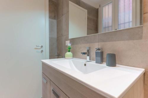 博洛尼亚Sette Chiese Apartments的浴室设有白色水槽和镜子