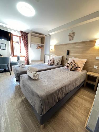 巴斯洛内特杜切瓦布兰克酒店的一间酒店客房,房间内设有两张床