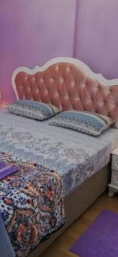 شقق فندقية العريش的一张带床垫和枕头的床