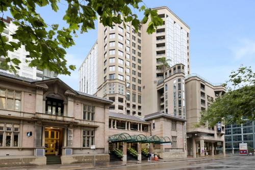 悉尼Sydney Central Hotel Managed by The Ascott Limited的城市中一群高大的建筑