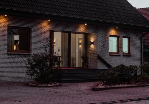 哈塞吕内Bungalow Appartements - "Studio Living"的前面有灯的砖房