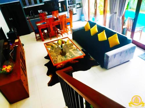 沙努尔3Bedroom Villa Kepiting Sanur的客厅配有蓝色的沙发和桌子