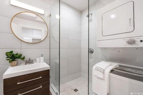 旧金山Charming apt in Pacific Heights的带淋浴、盥洗盆和镜子的浴室