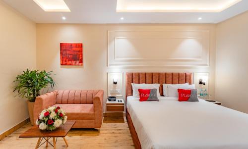 齐拉克普尔Playotel Inn, Chandigarh的酒店客房,配有床和沙发