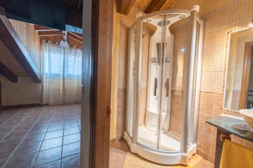 坎塔洛哈斯卡斯蒂略迪埃普瑞斯乡村度假屋的一间带淋浴的浴室