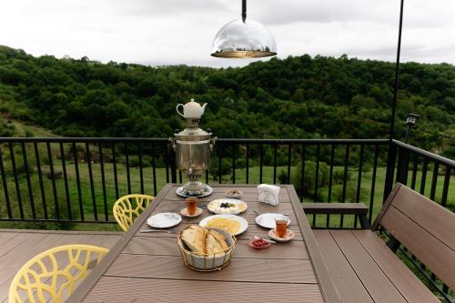 盖贝莱Dream Domes Glamping的阳台上的餐桌上摆放着食物