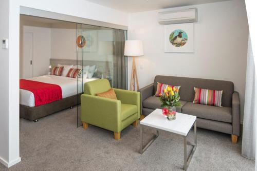 纳尔逊探索纳尔逊公寓的酒店客房,配有床、沙发和椅子
