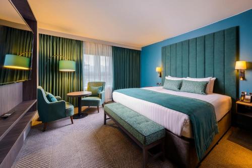 基拉尼基拉尼酒店的酒店客房带一张大床和椅子