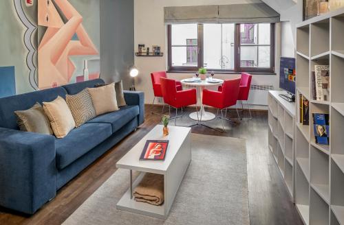 布拉格4 Arts Apartments by Adrez的客厅配有蓝色的沙发和桌子