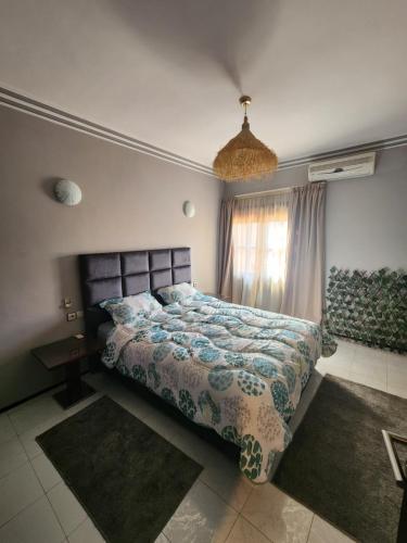 马拉喀什Aprt 4 Family的一间卧室设有一张床和一个窗口
