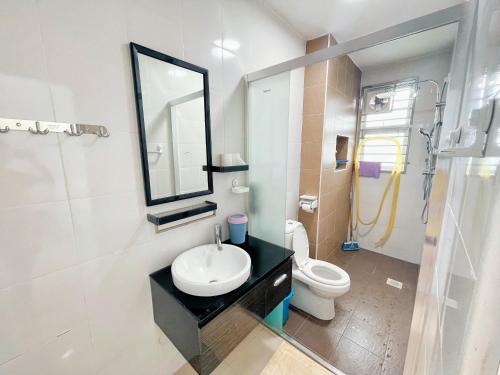 Yong PengEntire 4 BDR white house @ Yong Peng的一间带水槽、卫生间和镜子的浴室
