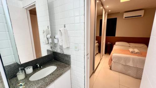 马塞约EDF SEVILHA - Apartamento com 1 suíte climatizada e 2 Banheiros, Sala Climatizada a 300 metros da Beira-Mar de Ponta Verde - EXCELENTE LOCALIZAÇÃO的一间带水槽和床的浴室