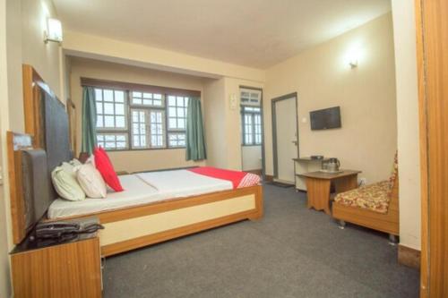 大吉岭Hotel North Point Darjeeling - Excellent Service Recommended & Couple Friendly的酒店客房,配有床和电视