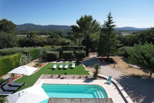 Pugetvery beautiful villa with private pool in the luberon enjoying a magnificent view of the durance valley, located in puget – 10 people.的花园游泳池的顶部景色