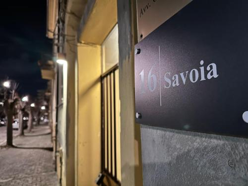 科森扎COSENZA Savoia 16的建筑物一侧的商店标志
