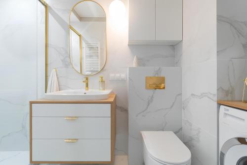 詹塔尔Flatbook Apartamenty - Jantar Resort的白色的浴室设有水槽和镜子