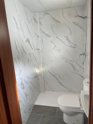 巴埃萨APARTAMENTOS LEONOR的白色的浴室设有卫生间和淋浴。